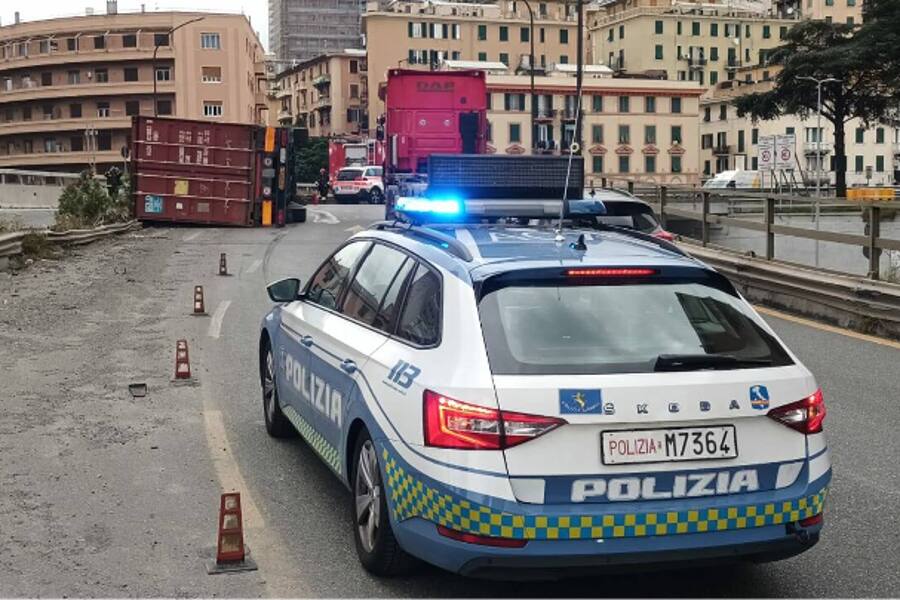 В Генуе на эстакаде перевернулся грузовик, водитель получил травмы