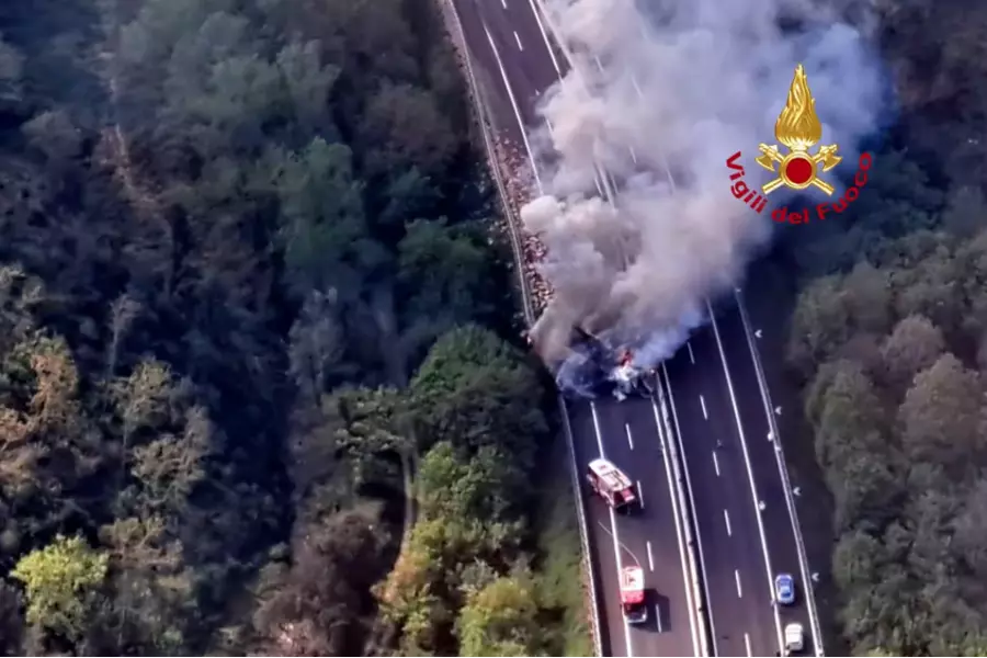 Авария на трассе А1 возле Ареццо, горящий грузовик: движение закрыто