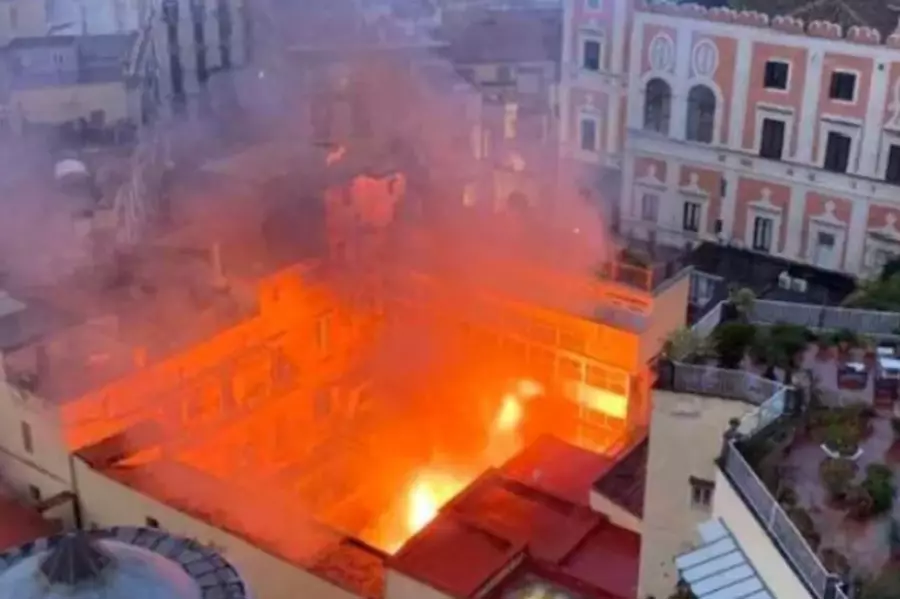 Масштабный пожар уничтожил исторический театр Санназаро в Неаполе