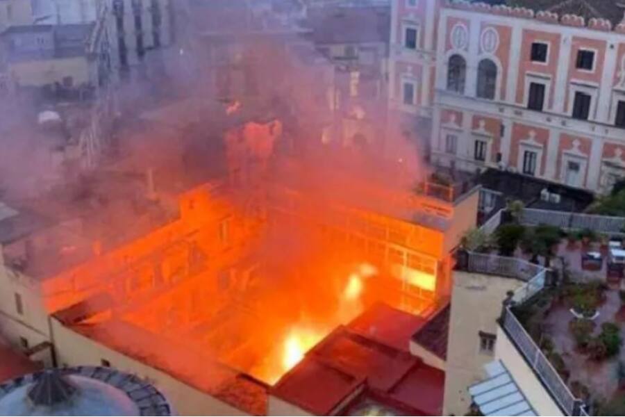 Масштабный пожар уничтожил исторический театр Санназаро в Неаполе