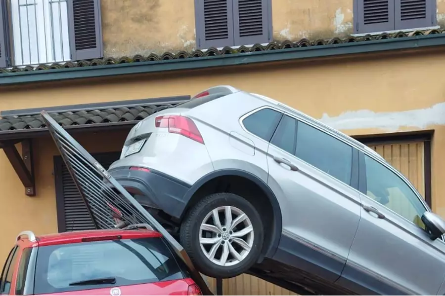 Павия ДТП, машина снесла ворота и оказалась припаркованной на крыше другой машины