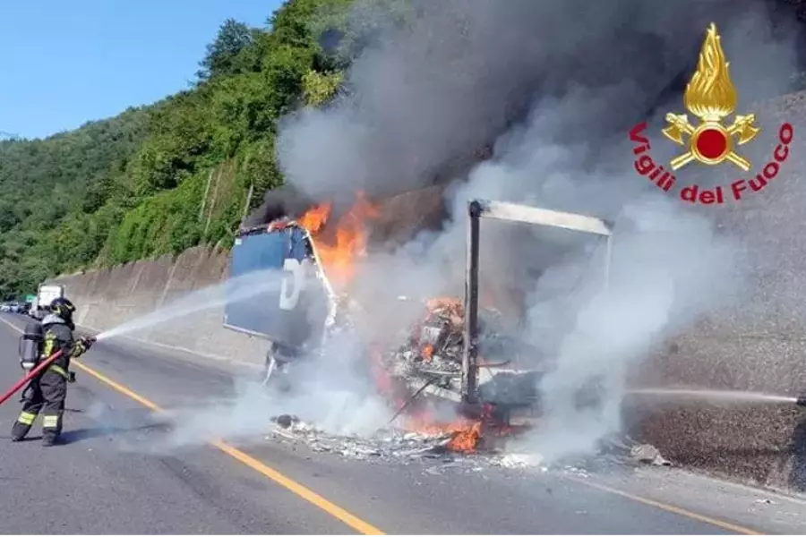 Грузовик перевозивший бумагу загорелся на автостраде между Каленцано и Барберино