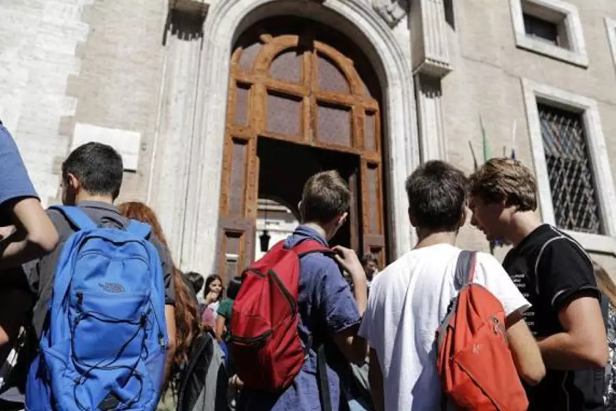 В Риме в средней школе Висконти выпускники вывесили списки “побежденных” девушек