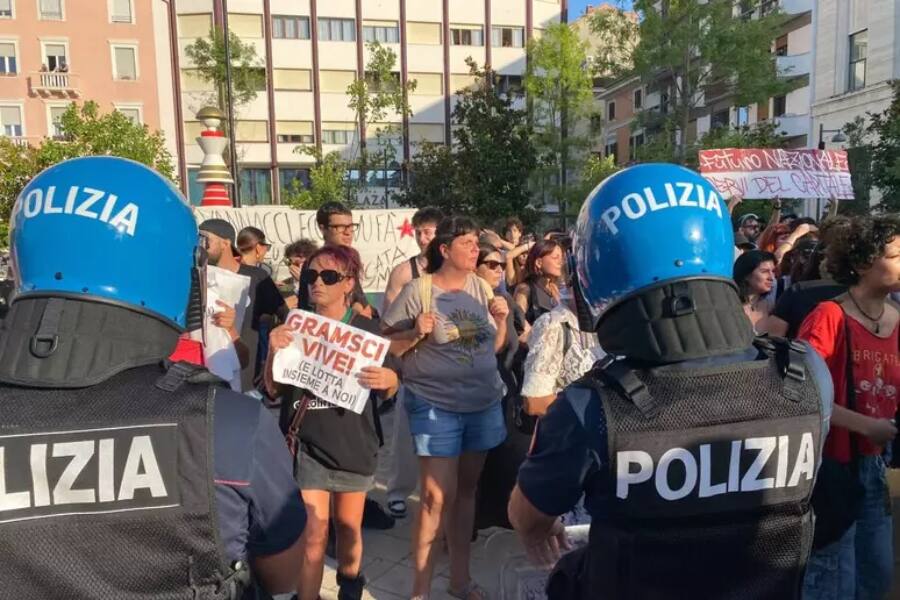 Митинг Роберто Ванначчи в Пескаре завершился вмешательством полиции