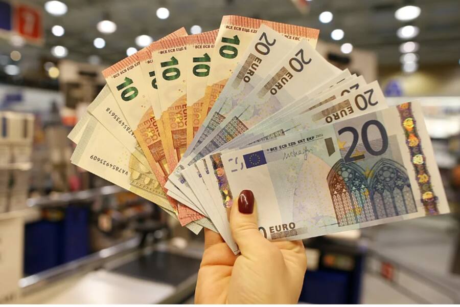 Сколько наличных носят европейцы: новые данные ЕЦБ и разница по странам