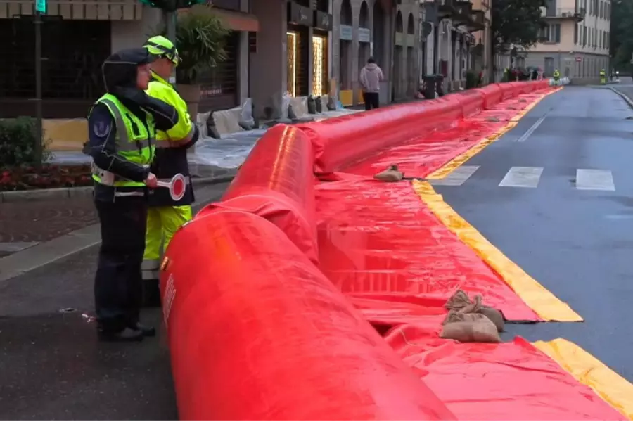 В Монце развернули надувные противопаводковые барьеры для защиты исторического центра