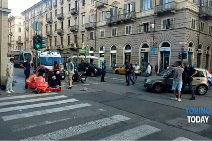 ДТП в Турине столкновение автомобиля и скутера водитель скутера в тяжелом состоянии