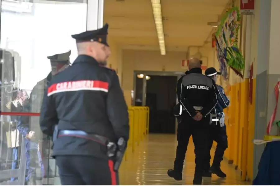 Подросток с ножом напал на учительницу у школы в Бергамо