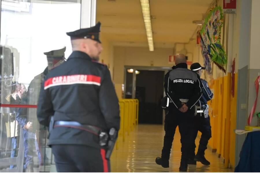 Подросток с ножом напал на учительницу у школы в Бергамо