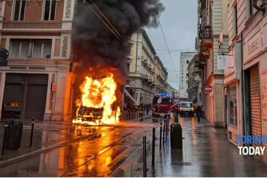 Пожар в центре Турина: фургон загорелся во время движения, водитель выжил