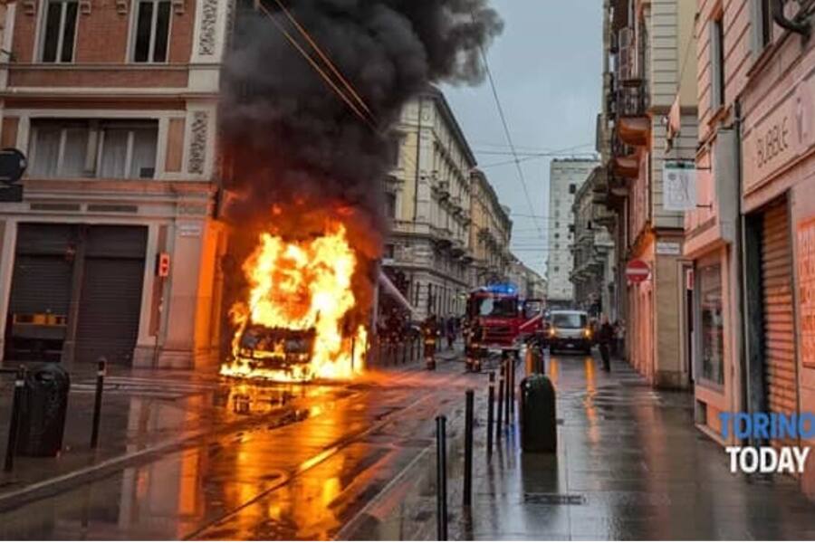 Пожар в центре Турина: фургон загорелся во время движения, водитель выжил