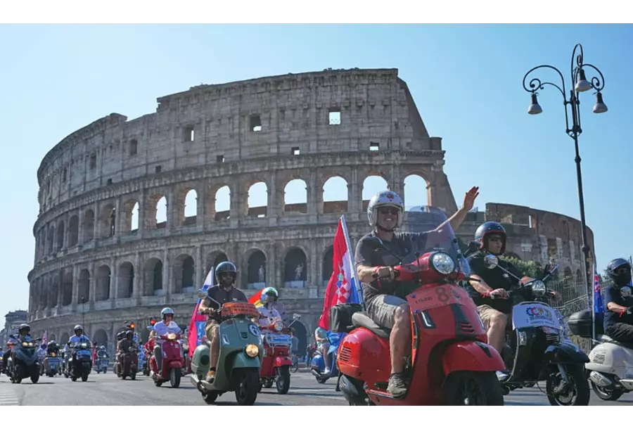 Рим отметил 80-летие легендарной Vespa масштабным международным парадом
