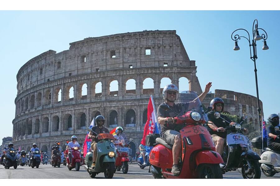 Рим отметил 80-летие легендарной Vespa масштабным международным парадом