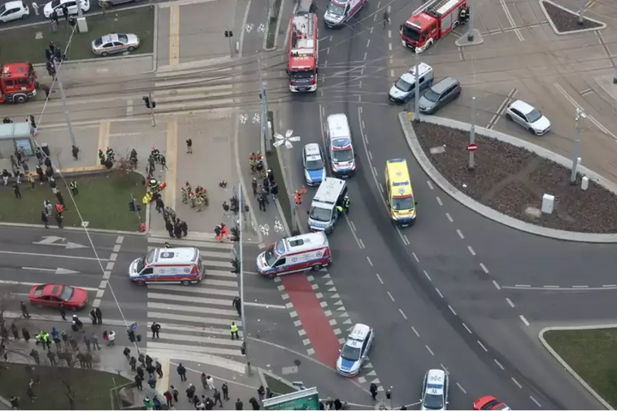 В польском Щечине водитель автомобиля специально наехал на толпу на остановке