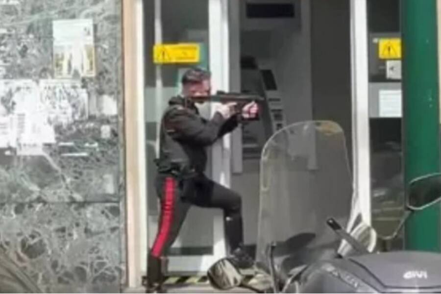 В Неаполе грабители банка скрылись через подземный тоннель