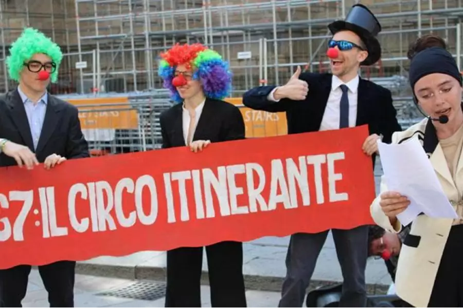 В Милане экологи вышли на акцию протеста в костюмах клоунов